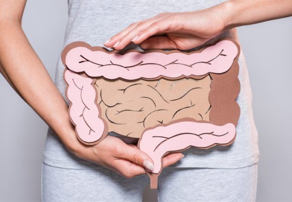 mulher segurando boldura com desenho do intestino