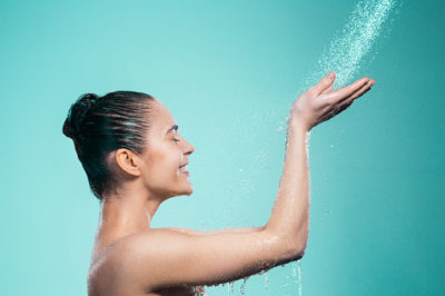 mulher aproveitando a água no banho