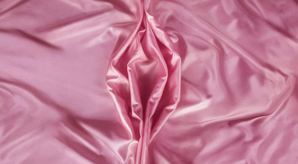 lençol de seda desenhando uma vagina