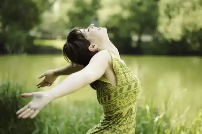 Mulher contente por ter se tratado da candidíase naturalmente