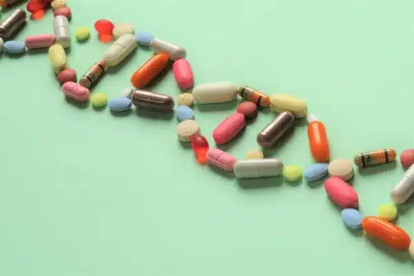 imagem de remédios e comprimidos formando um um codigo genético
