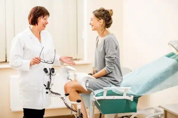 médica ginecologista instruindo paciente no consultório