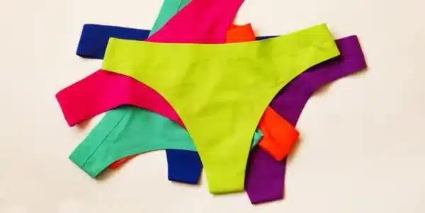 calcinhas de diferentes cores simbolizando as diferentes cores de corrimentos vaginais