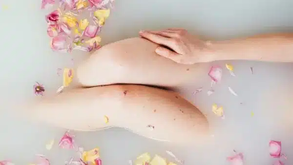 mulher em banho de banheira com leite de rosas