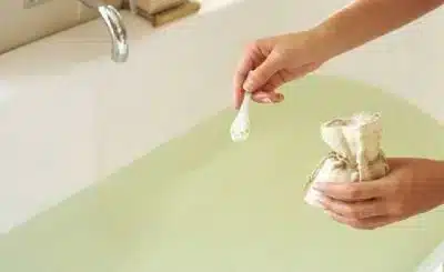 mulher preparando banho de assento com bicarbonato de sódio
