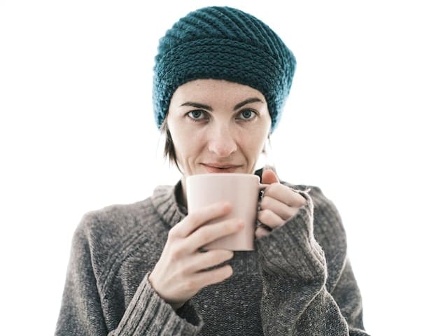 mulher se vestindo como envelhecida se alimentando com o chá para candidíase