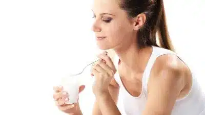 mulher comendo alimentos antifungicos naturais no tratamento caseiro