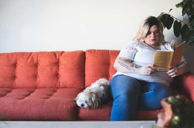 mulher obesa lendo livro de receitas da dieta para candidíase