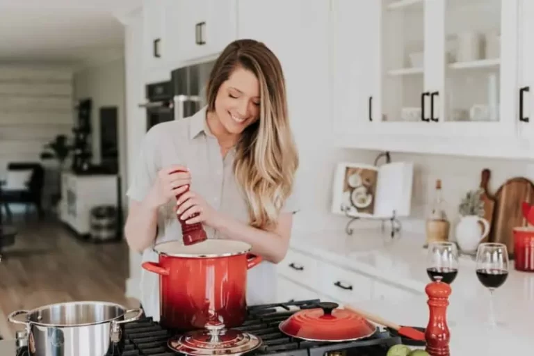 mulher na cozinha fazendo alimentação antifúngica contra candidíase no fogão