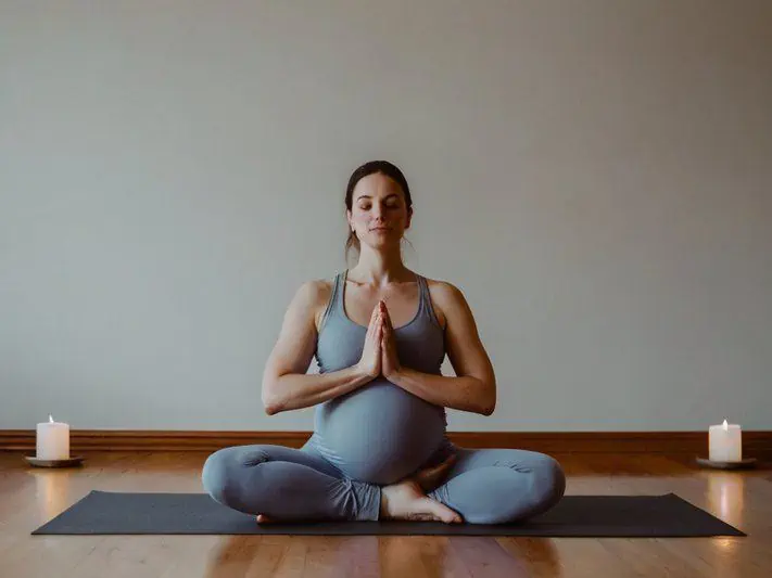 gestante praticando exercicío de respiração durante yoga