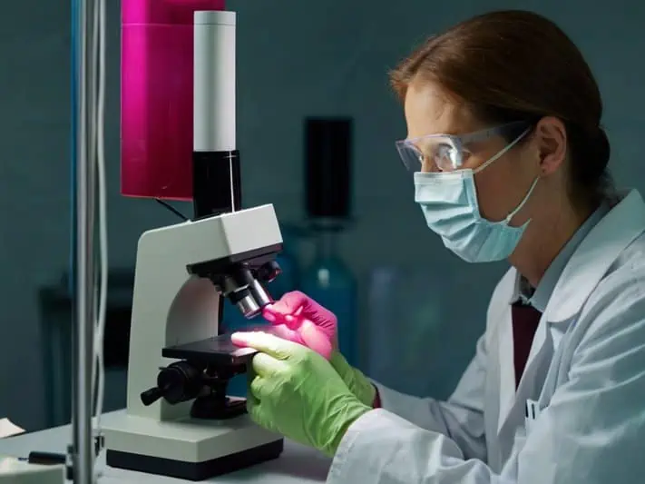 imagem de uma médica em laboratório fazendo exame d ecultura de fungos para o diagnóstico da candidíase
